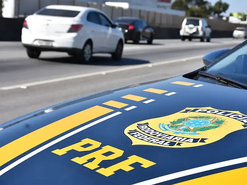 Viatura da Polícia Rodoviária Federal durante fiscalização em rodovia