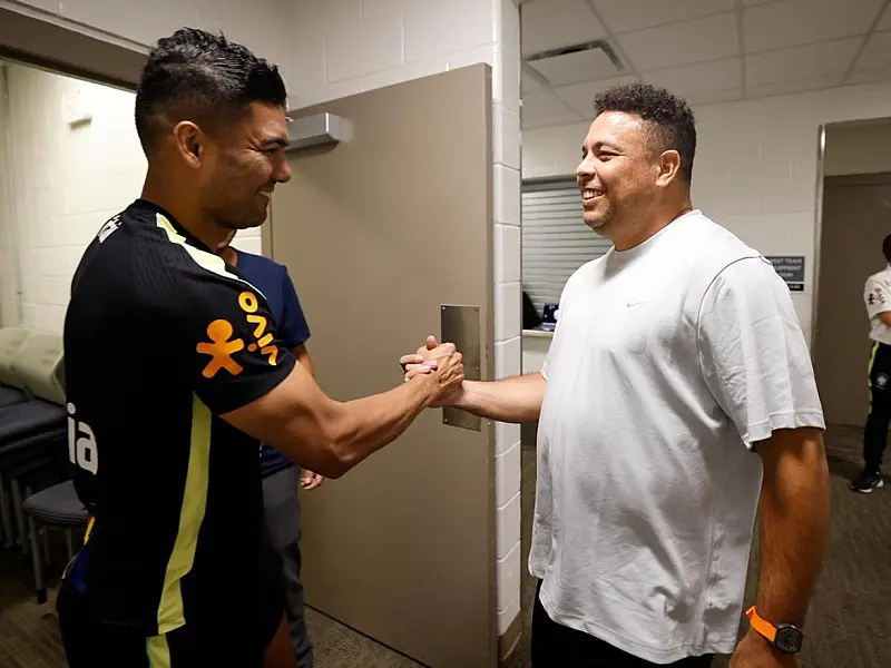 Ronaldo conversa com Casemiro no vestiário da Seleção Brasileira antes de partida amistosa.