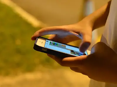 Decreto veta rolagem infinita e reprodução automática para menores em plataformas digitais no Brasil