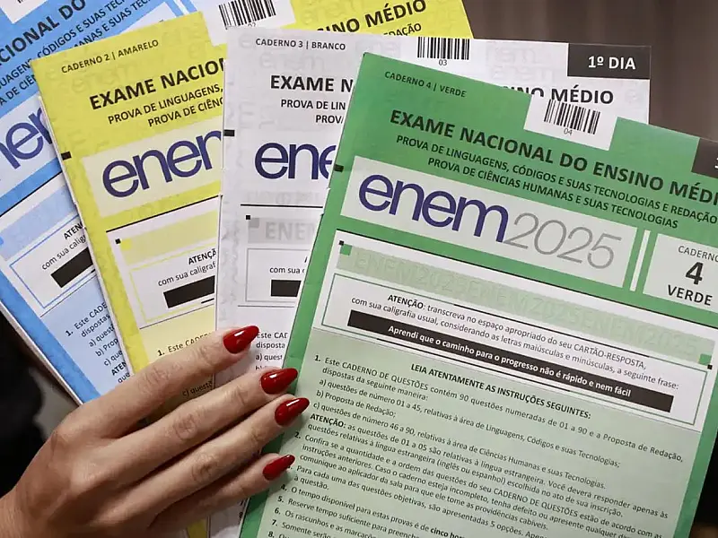 Candidatos questionam notas exibidas no espelho da redação do Enem 2025.