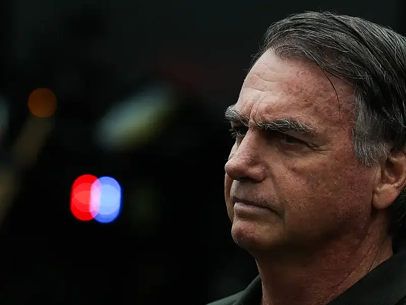 Pedido de prisão domiciliar de Bolsonaro avança em comissão da Câmara, mas medida ainda depende de trâmites internos e decisão do STF.