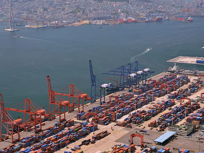 Vista do Porto de Santos com containers e caminhões em área portuária