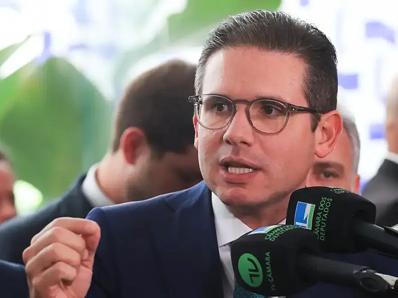 Hugo Motta durante declaração sobre debate da PEC da escala de trabalho no Congresso