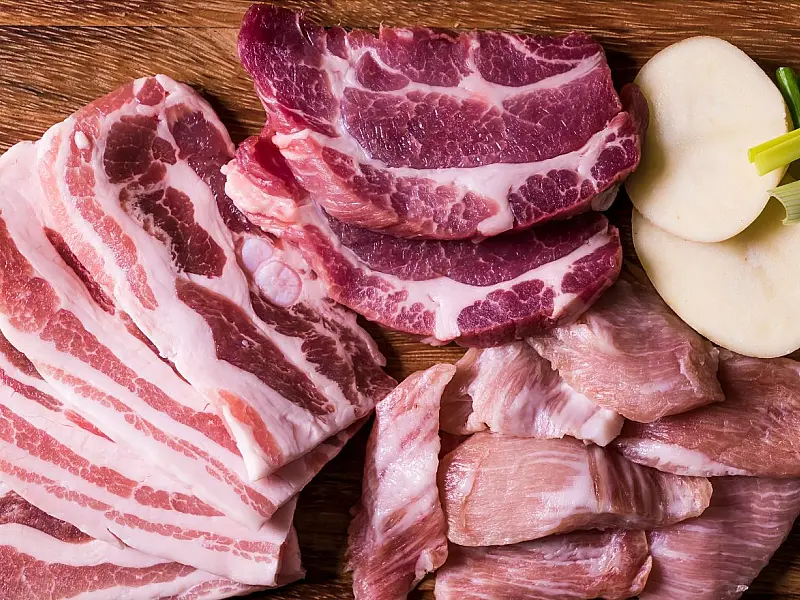 Fatias de carne crua sobre tábua de corte representando análise de qualidade do alimento.