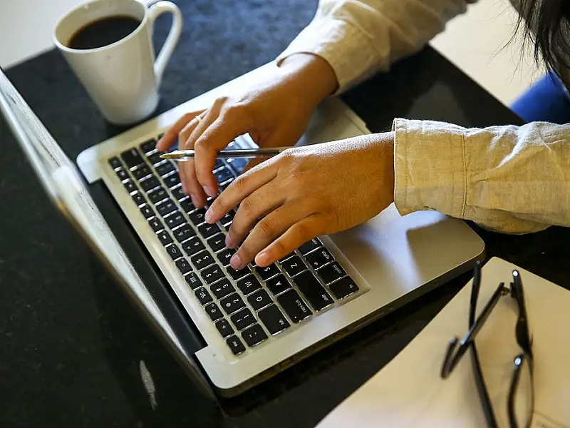 Estudo aponta que a classe C lidera o empreendedorismo no Brasil, troca o emprego formal pelo próprio negócio e ganha peso na geração de renda, empregos e inclusão social.