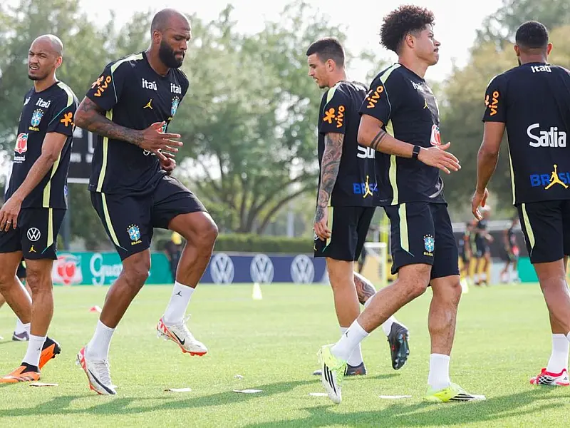 Jogadores da seleção brasileira treinam antes do amistoso internacional.