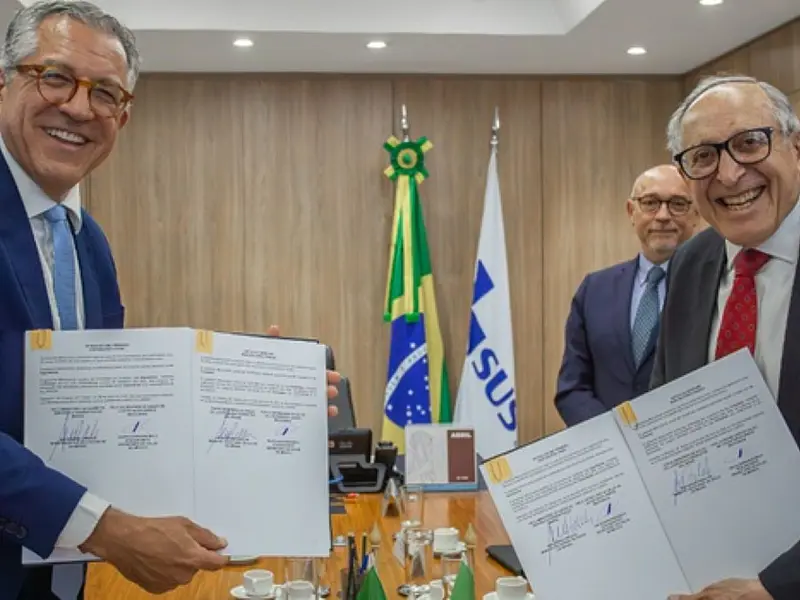 Autoridades do Brasil e México durante assinatura de acordo na área da saúde
