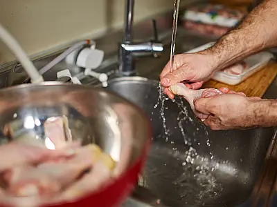 Por que lavar o frango antes de cozinhar não é recomendado