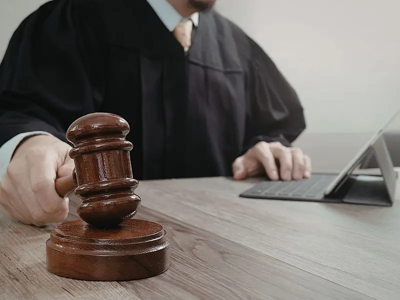Decisão judicial determinou reconstrução de parede demolida após conflito entre proprietários.