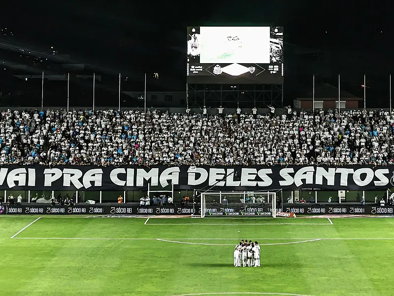 Santos recebe o Fluminense em duelo da 12ª rodada.