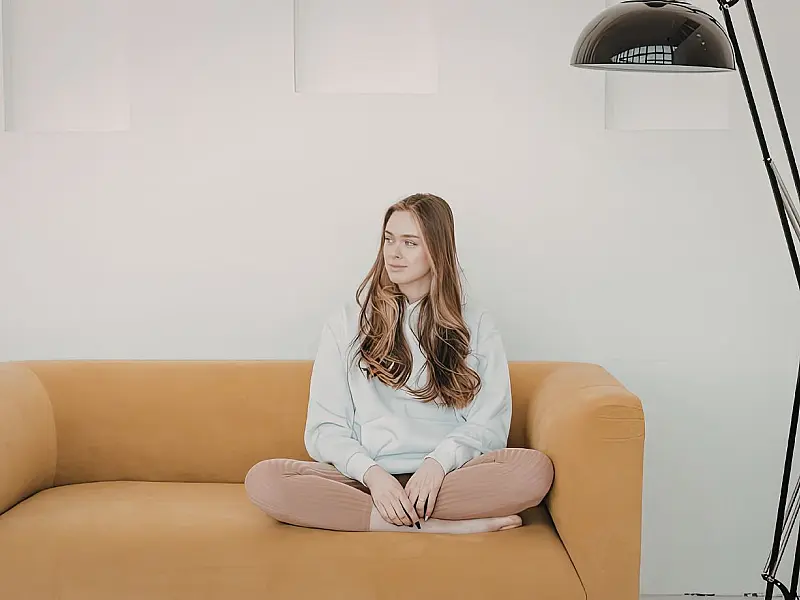 Mulher sentada de pernas cruzadas em momento de descanso
