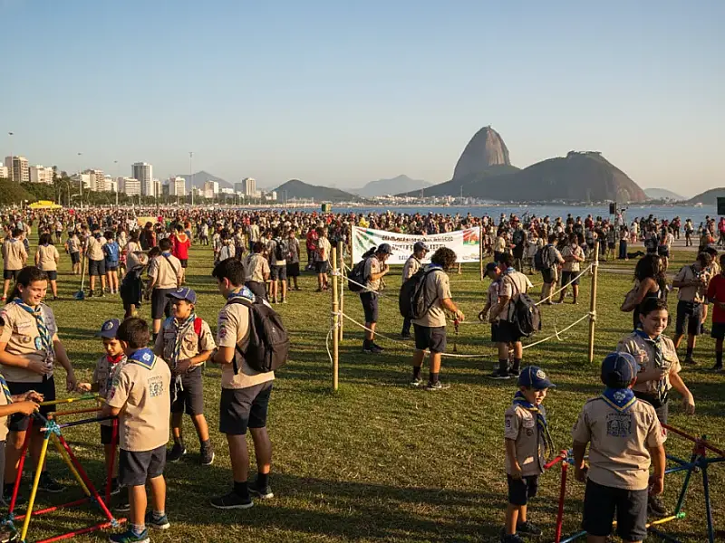 Milhares de crianças e jovens participam de atividades de integração e liderança no Aterro do Flamengo.