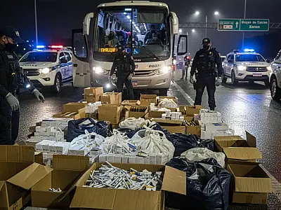 Polícia intercepta ônibus do Paraguai com carga ilegal de canetas emagrecedoras no Rio