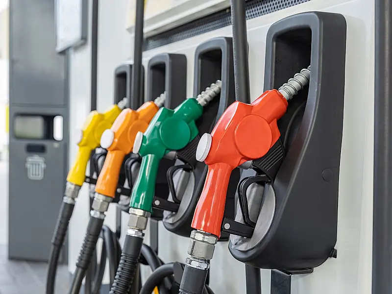 Bomba de combustível em posto de gasolina durante abastecimento