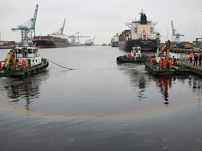 Porto de Antuérpia paralisado: Vazamento de óleo trava segundo maior terminal da Europa