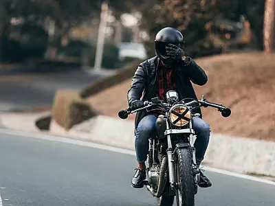 Nova regra muda capacetes e cria exigência para motociclistas