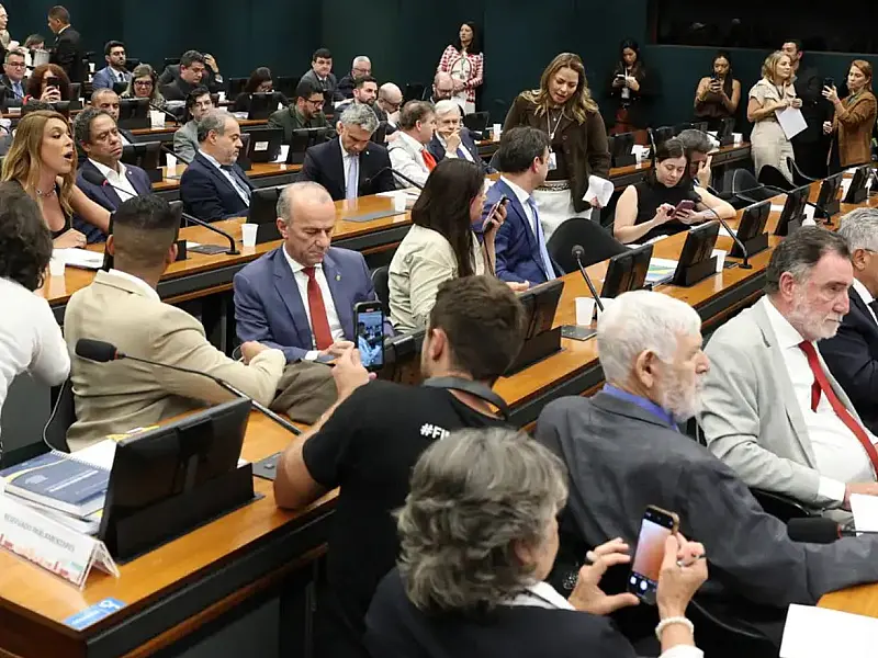 Votação da PEC que prevê fim da escala 6x1 é adiada na Câmara