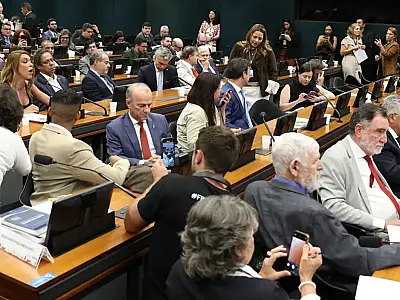 Pedido de vista adia votação de PEC que prevê fim da escala 6x1