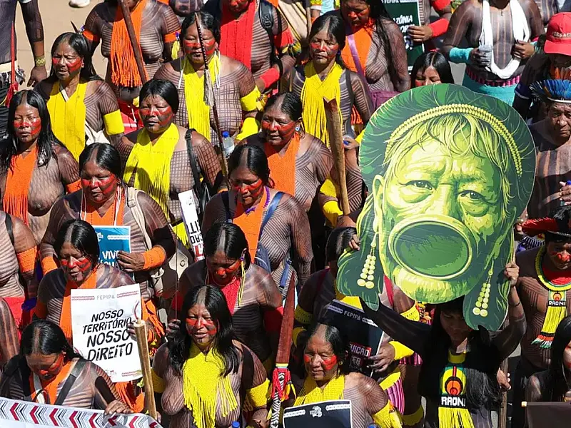Indígenas participam do Acampamento Terra Livre em Brasília para discutir direitos e demarcação de terras.