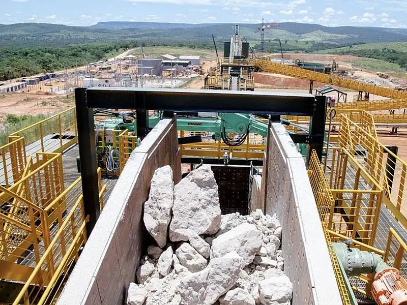Brasil amplia importância global com reservas de terras raras e minerais estratégicos.