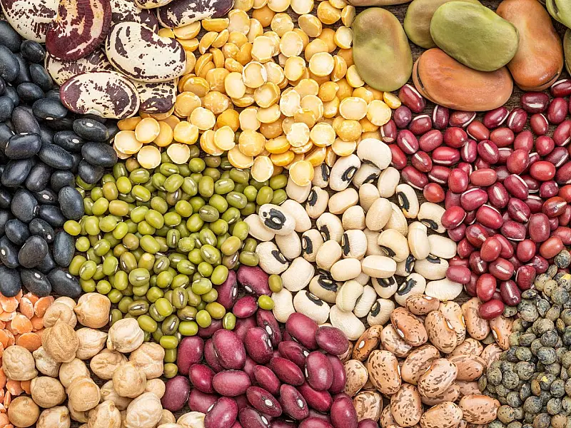 Especialistas orientam descartar a água do molho antes de cozinhar o feijão.