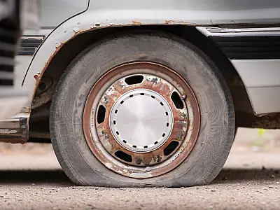 Motoristas que circulam com pneu careca podem receber multa e perder pontos na CNH