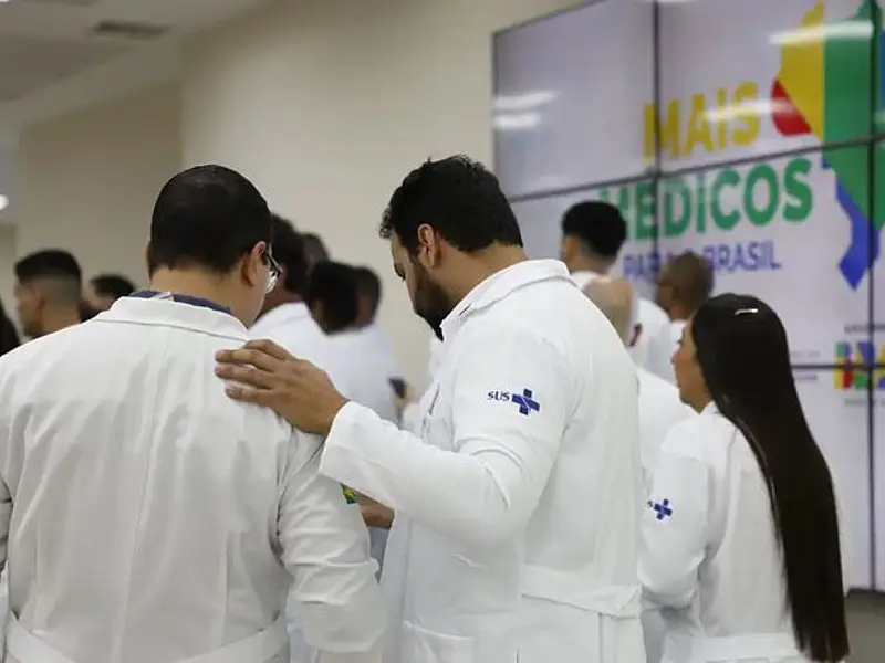 Profissional de saúde atendendo paciente em unidade do SUS durante programa Mais Médicos