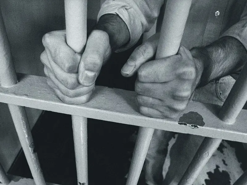 Nova lei em El Salvador permite punições severas para jovens a partir de 12 anos.
