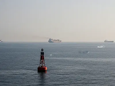 Estreito de Ormuz sob tensão: tráfego naval despenca 90% e gera alerta global