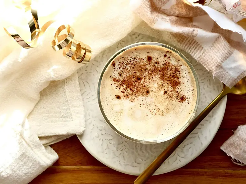 Adicionar canela e uma pitada de sal pode suavizar o sabor do café.