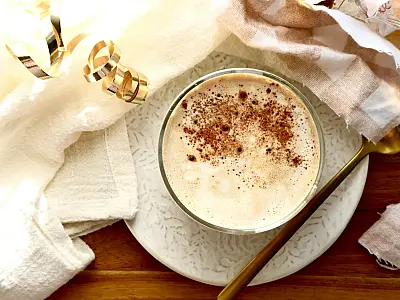 Misturar canela e uma pitada de sal no café pode melhorar o sabor da bebida