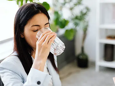 Beber água em jejum ao acordar pode gerar efeitos positivos no corpo