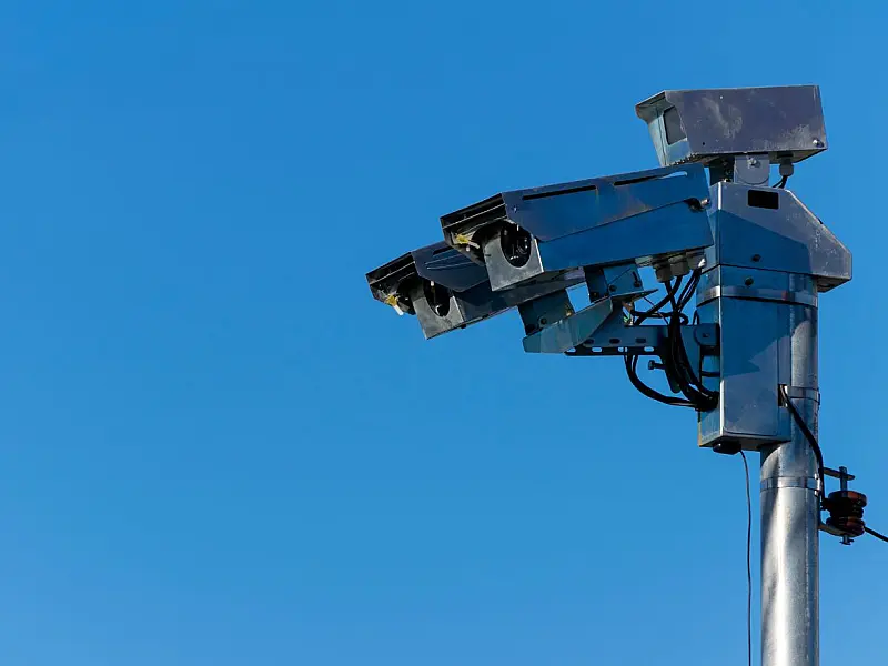 Equipamentos de monitoramento eletrônico utilizam sensores de precisão para registrar infrações de velocidade.