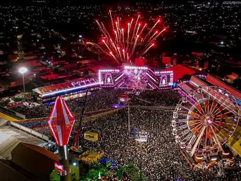 Pátio de Eventos Luiz Lua Gonzaga recebe multidão em noite de abertura dos festejos na Capital do Forró.