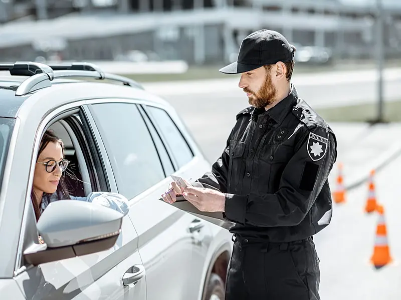 Projeto prevê multa e suspensão da CNH para motoristas que usarem óculos inteligentes