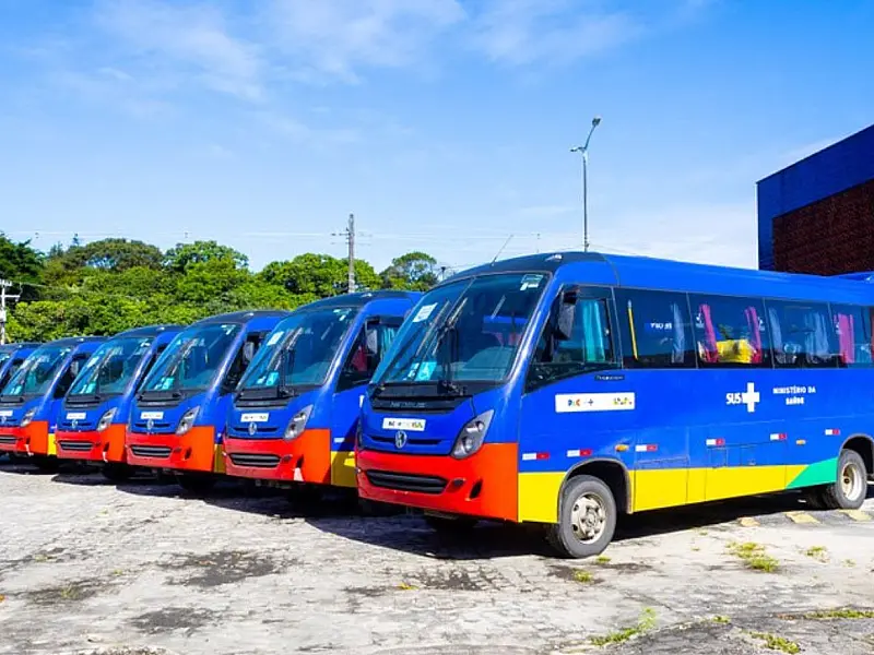 Novos micro-ônibus e vans reforçam a frota de transporte sanitário para pacientes em tratamento especializado na Paraíba.