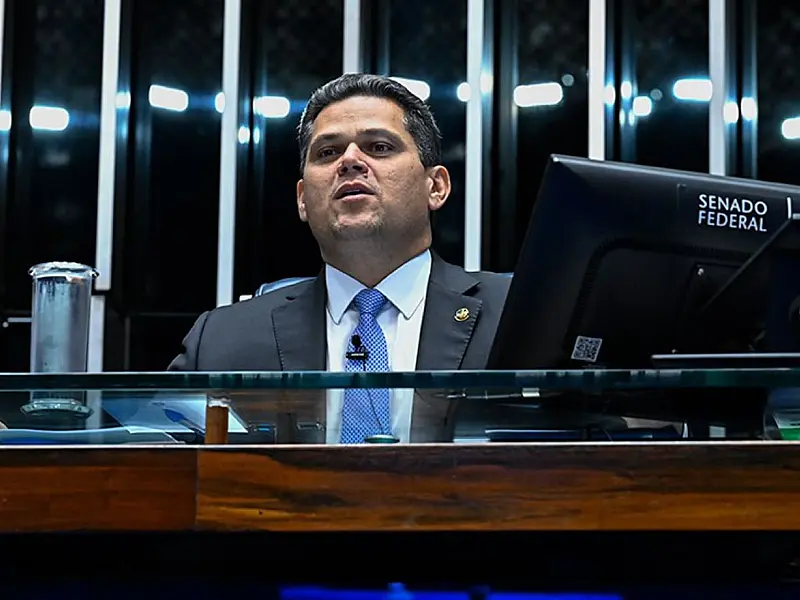 Davi Alcolumbre promulgou a Lei da Dosimetria após derrubada de veto no Congresso.