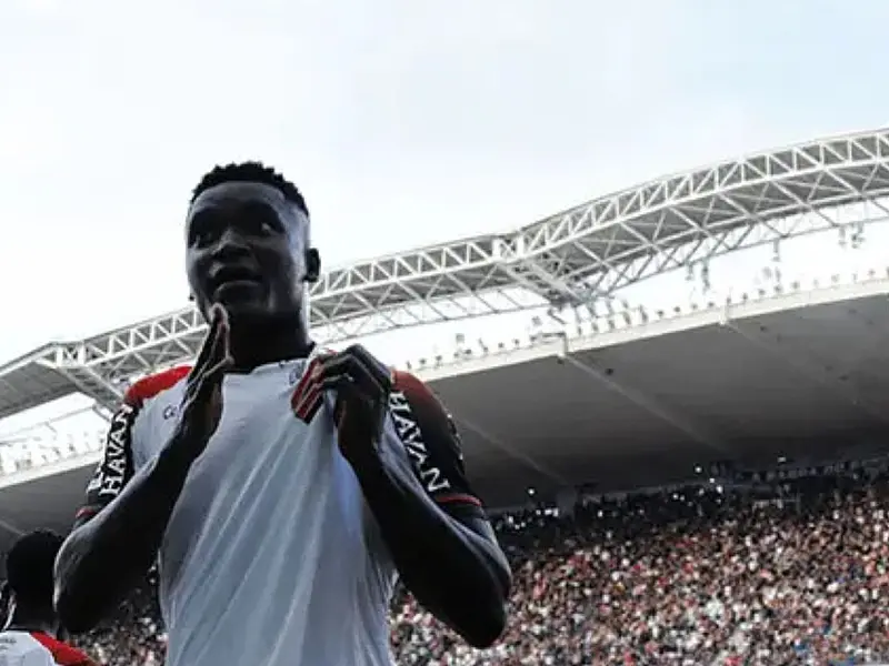 Atletas disputam espaço em campo durante as partidas decisivas do campeonato nacional.