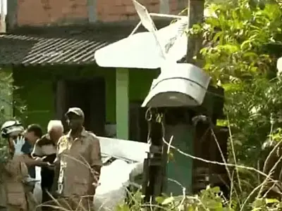 Tragédia em Nova Iguaçu: Avião cai em bairro residencial e mata piloto