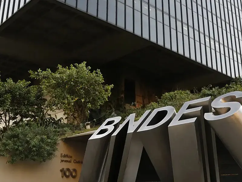 Linha de crédito do BNDES estimula a aquisição de caminhões modernos e menos poluentes no país.
