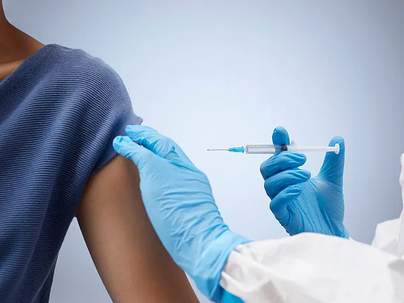 Profissional de saúde aplica vacina durante campanha contra gripe na Argentina