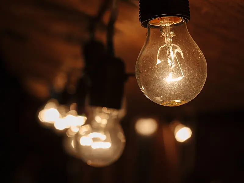 Revisão de custos operacionais das distribuidoras de energia move debate sobre tarifas regionais.