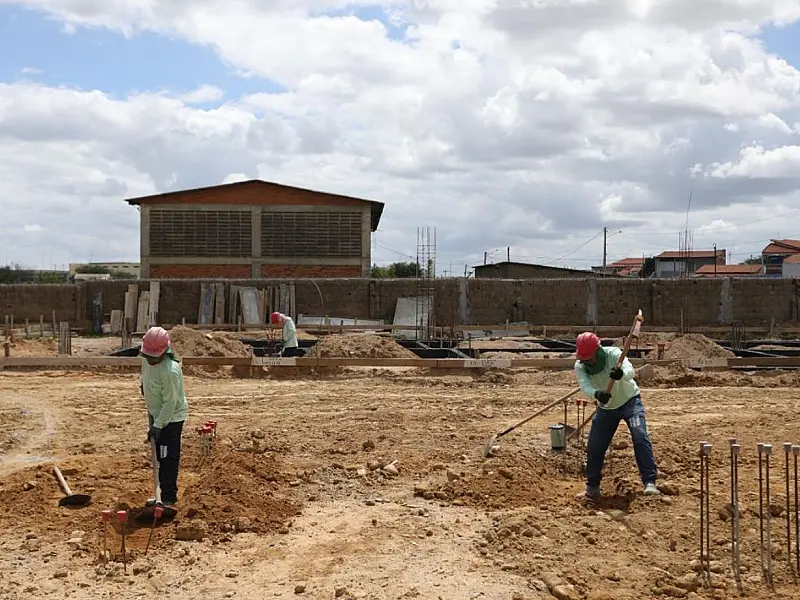 Expansão da construção civil e do setor de serviços impulsiona a abertura de postos formais de trabalho no estado.