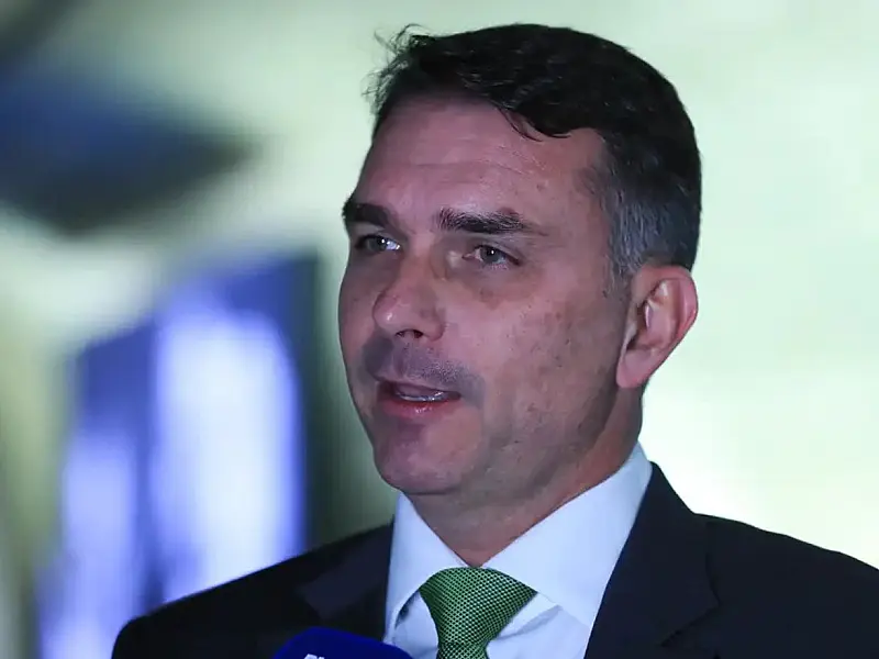 Deputados pedem investigação sobre relação entre Flávio Bolsonaro e Daniel Vorcaro.