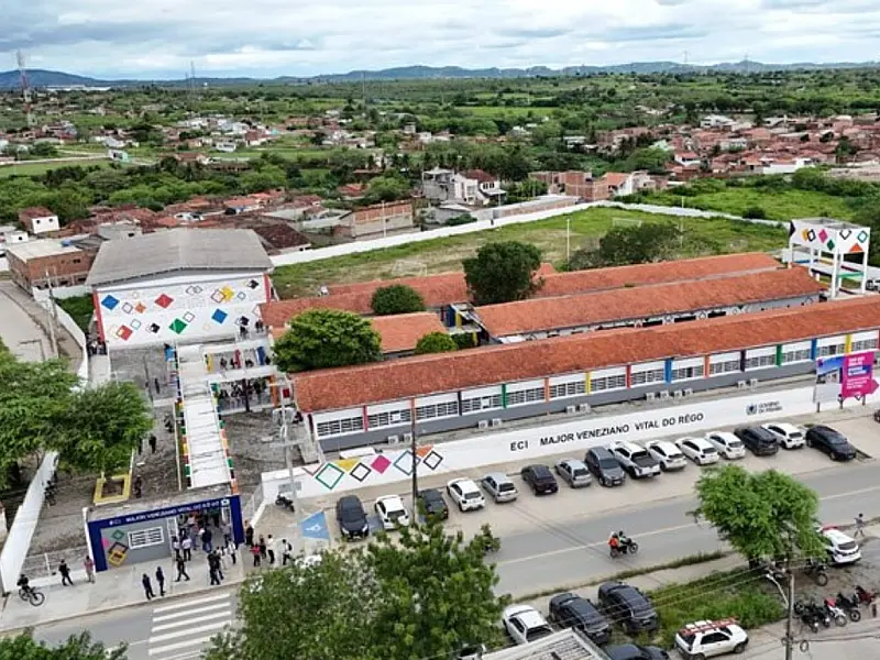 Governador Lucas Ribeiro visita as novas instalações da Escola Estadual Major Veneziano no bairro Acácio Figueiredo.