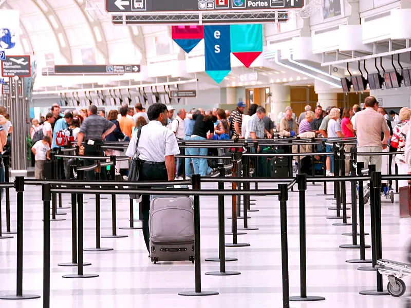 Passageiros enfrentam cancelamentos e atrasos em voos após escalada da crise no Oriente Médio.