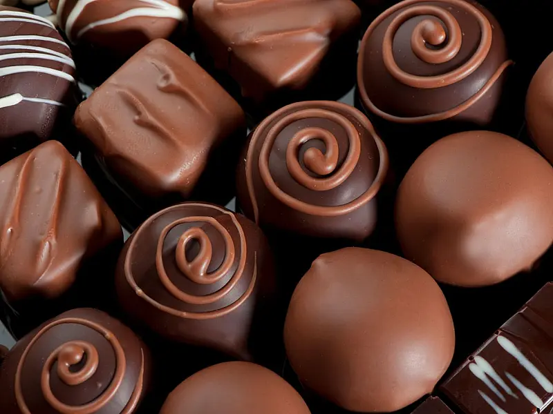 Tabletes de chocolate exibidos lado a lado representando mudanças nas regras sobre percentual de cacau no Brasil.