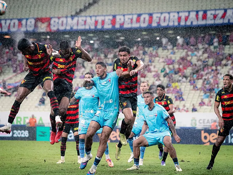 Jogadores de Fortaleza e Sport durante disputa da semifinal da Copa do Nordeste
