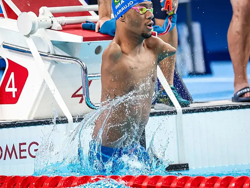 Gabrielzinho comemora medalha durante competição de natação paralímpica em Berlim