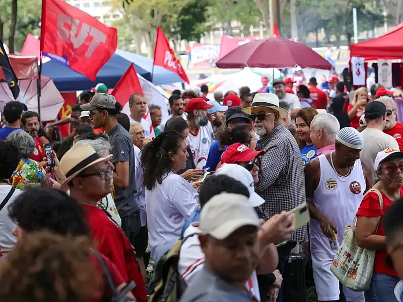 Manifestantes se reúnem em Brasília para pedir o fim da escala 6x1 no Dia do Trabalhador